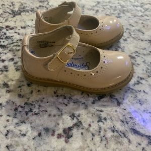 Footnotes patent leather Mary Janes for girls. Size 6T.